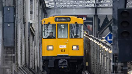 Ein Zug der U-Bahn Linie 3 nach Warschauer Straße.