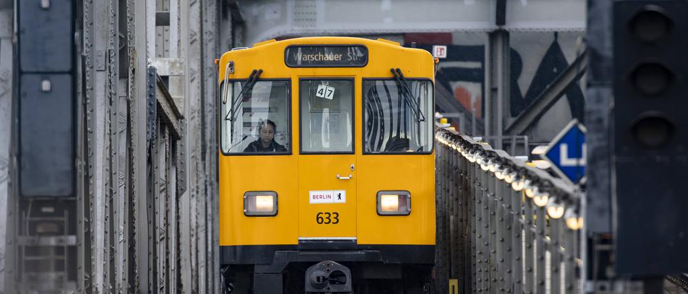 Ein Zug der U-Bahn Linie 3 nach Warschauer Straße.