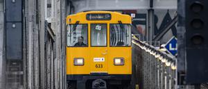 Ein Zug der U-Bahn Linie 3 nach Warschauer Straße.