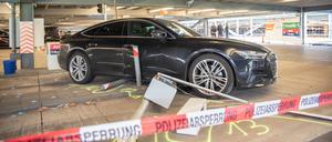 In einem Parkhaus am Flughafen Köln/Bonn hat ein Autofahrer am Freitag mehrere Fußgänger verletzt.