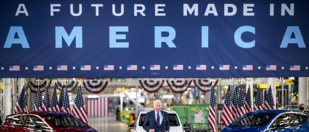 U.S. President Joe Biden beim Besuch der General Motors Fabrik in Detroit 2021.