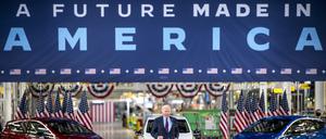 U.S. President Joe Biden beim Besuch der General Motors Fabrik in Detroit 2021.