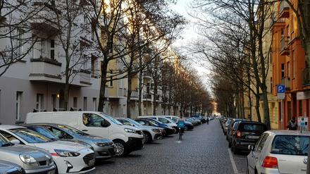 Hier, in der Christburger Straße, steht das Haus, in dem die Mieter seit Wochen ohne funktionierende Heizung sind. Es gehört der Adler Group.