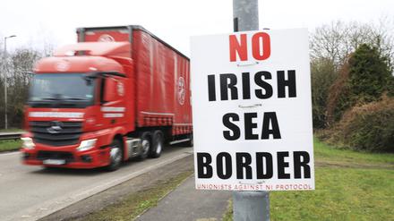 ARCHIV - 27.02.2023, Großbritannien, Larne: Ein Schild der Unionisten gegen das Nordirland-Protokoll hängt an einem Laternenpfahl in der Nähe des Hafens. (zu dpa «Britisches Parlament stimmt über Brexit-Regeln für Nordirland ab») Foto: Peter Morrison/AP/dpa +++ dpa-Bildfunk +++