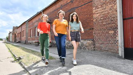 Jugendfreundinnen: Anja (Alina Levshin, v.l.n.r.), Melanie (Annett Sawallisch) und Lydia (Claudia Eisinger).