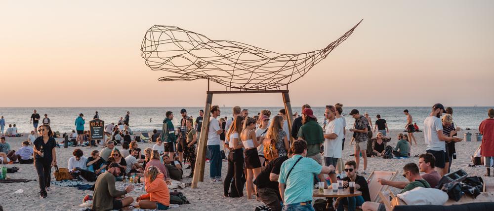 So lässt es sich aushalten: Strandbar in Rostock-Warnemünde.