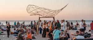So lässt es sich aushalten: Strandbar in Rostock-Warnemünde.