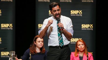 Humza Yousaf wird wohl gewählt – im Hintergrund seine beiden Rivalinnen, Finanzministerin Kate Forbes (re.) und Ex-Staatssekretärin Ash Regan (li.). 
