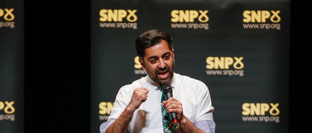 Humza Yousaf wird wohl gewählt – im Hintergrund seine beiden Rivalinnen, Finanzministerin Kate Forbes (re.) und Ex-Staatssekretärin Ash Regan (li.).