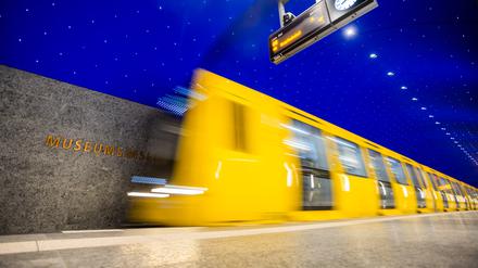 Eine U-Bahn fährt am U-Bahnhof Museumsinsel ein. (Symbolbild)
