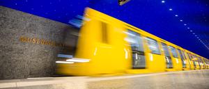 Eine U-Bahn fährt am U-Bahnhof Museumsinsel ein. (Symbolbild)