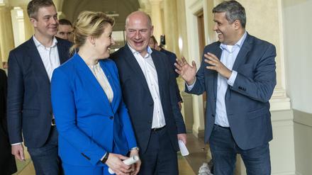 24.03.2023, Berlin: Stefan Evers (CDU, l-r), Generalsekretär, Franziska Giffey (SPD), Regierende Bürgermeisterin von Berlin, Kai Wegner (CDU), Vorsitzender, und Raed Saleh, Vorsitzender der SPD Berlin, unterhalten sich nach den Koalitionsverhandlungen von CDU und SPD nach den Wahlen zum Berliner Abgeordnetenhaus. Foto: Christophe Gateau/dpa +++ dpa-Bildfunk +++