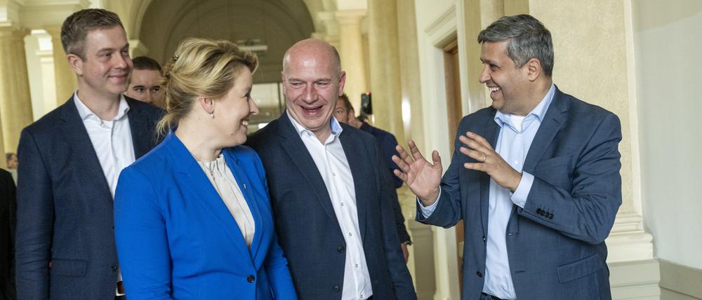 Stefan Evers (CDU, l-r), Generalsekretär, Franziska Giffey (SPD), Regierende Bürgermeisterin von Berlin, Kai Wegner (CDU), Vorsitzender, und Raed Saleh, Vorsitzender der SPD Berlin, unterhalten sich nach den Koalitionsverhandlungen.
