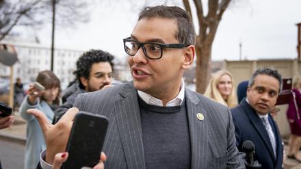 Der Abgeordnete George Santos verlässt eine Sitzung der Republikanischen Partei im Repräsentantenhaus auf dem Capitol Hill.  