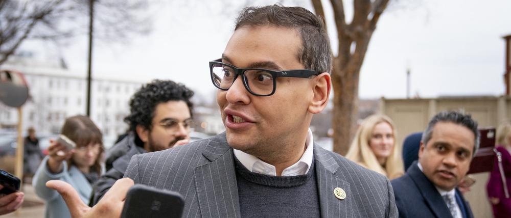 Der Abgeordnete George Santos verlässt eine Sitzung der Republikanischen Partei im Repräsentantenhaus auf dem Capitol Hill.  