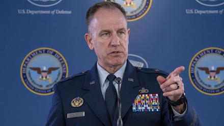 24.03.2023, USA, Washington: Pentagon-Sprecher Patrick Ryder, Brigadegeneral der US-Luftwaffe, spricht bei einer Pressekonferenz im Pentagon. Nach Tötung eines US-Bürgers durch einen Drohnenangriff in Syrien hat das US-Militär dort Ziele von Verbündeten der iranischen Revolutionsgarden angegriffen. Foto: Alex Brandon/AP/dpa +++ dpa-Bildfunk +++
