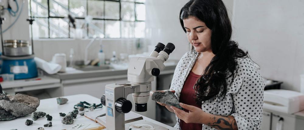 Geologin Fernanda Avelar Santos bei der Untersuchung eines „Plastikfelses“ im Labor. 