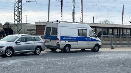 Ein Fahrzeug der Kriminalpolizei steht am Bahnhof in Guben.