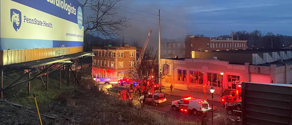 Auf einem Twitter-Foto ist Rauch über der Fabrik in Pennsylvania zu sehen. 