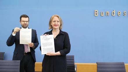 Marco Buschmann und Lisa Paus im vergangenen Sommer bei der Präsentation der Eckpunkte des Selbstbestimmungsgesetzes. 