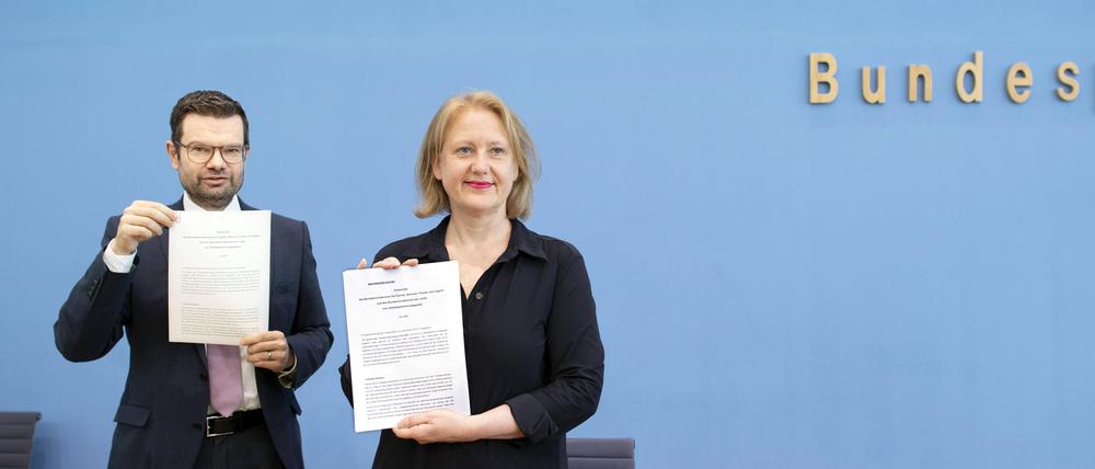 Marco Buschmann und Lisa Paus im vergangenen Sommer bei der Präsentation der Eckpunkte des Selbstbestimmungsgesetzes. 