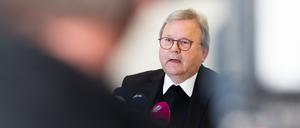 Bischof Franz-Josef Bode spricht bei einer Pressekonferenz.