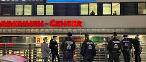 Die Bundespolizei kontrolliert am Freitagabend Jugendliche am Bahnhof Gesundbrunnen. 