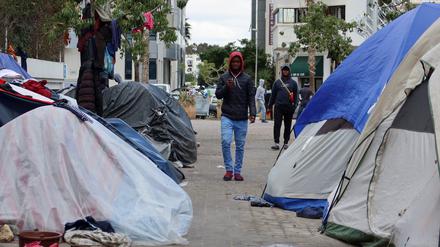 Ein Mann läuft durch Zelte in einem temporären Camp in Tunis.