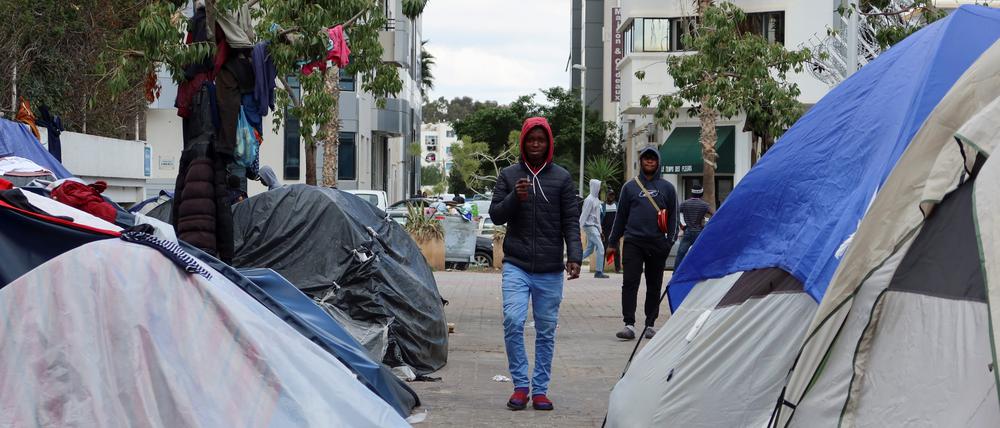 Ein Mann läuft durch Zelte in einem temporären Camp in Tunis. 