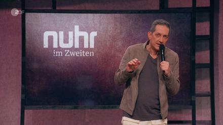Nein, das ist nicht der echte Dieter Nuhr, das ist Sebastian Rüger als Dieter Nuhr.