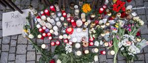 Auf dem Platz vor dem Blumengeschäft, in dem am 10. März eine leblose Frau aufgefunden wurde, sind wenig später Blumen und Kerzen niedergelegt. 