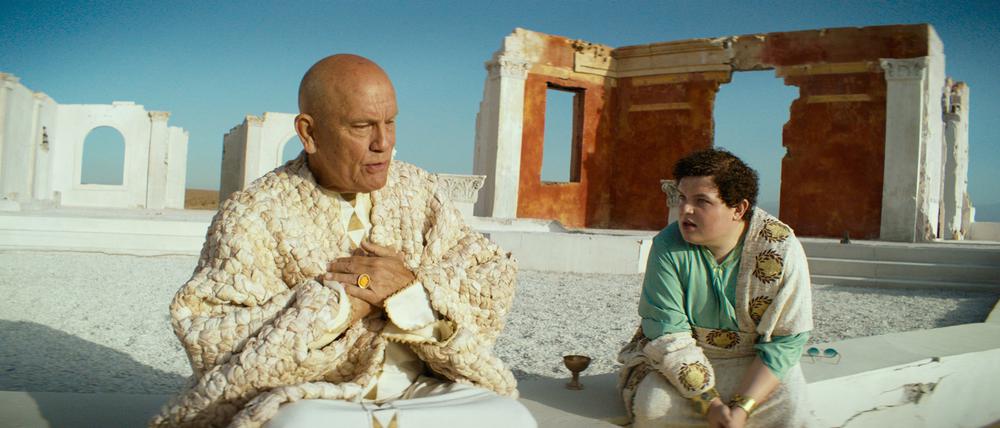 Seneca (John Malkovich) lehrt dem kindlichen Kaiser Nero (Tom Xander) die Kunst des moralischen Handelns.