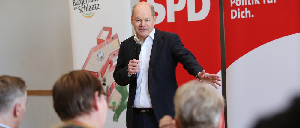 Bundeskanzler Olaf Scholz (SPD) beim Bürgergespräch im Bügerhaus am Schlaatz.
