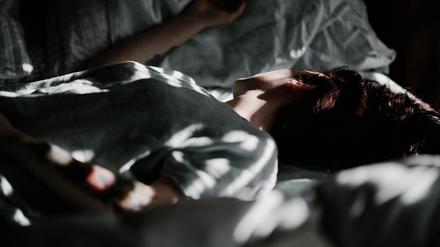 Mal um 7 Uhr aufstehen, mal bis in den Mittag hinein dösen: Immer zu anderen Zeiten ins Bett zu gehen und aufzustehen, kann ernsthaft krank machen. 