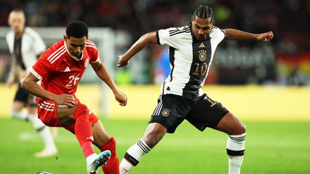 Perus Marcos Lopez (l) und Deutschlands Serge Gnabry kämpfen um den Ball.