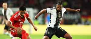Perus Marcos Lopez (l) und Deutschlands Serge Gnabry kämpfen um den Ball.