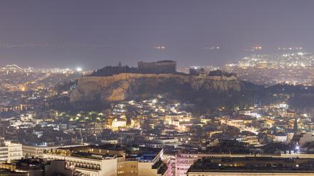 In Athen ist die Akropolis bei Nacht zu sehen. 