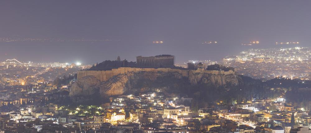 In Athen ist die Akropolis bei Nacht zu sehen. 