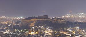 In Athen ist die Akropolis bei Nacht zu sehen. 
