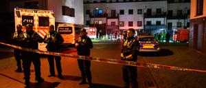 Zahlreiche Beamte sichern den abgesperrten Einsatzort.