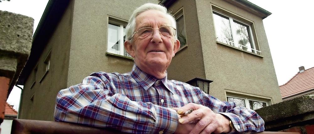 Willi Frohwein 2004 vor seinem Wohnhaus in Potsdam Babelsberg. Heute wäre er 100 Jahre alt geworden.