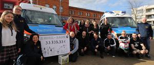 Knorkator spendet zum Tourabschluss in Potsdam 33.333 Euro an die Wünschewagen.