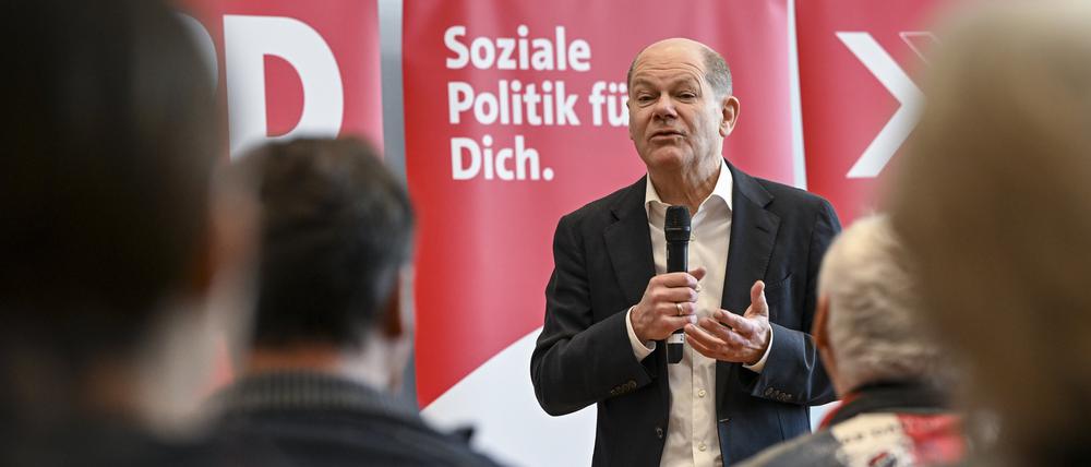 Bundeskanzler Olaf Scholz (SPD) nimmt als Abgeordneter an einem Wahlkreisgespräch im Bürgerhaus am Schlaatz teil.
