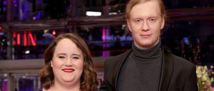 Ricarda Lang und ihr Freund Florian Wilsch kommen über den roten Teppich zur Preisverleihung der Berlinale.