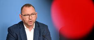 Frank Werneke, Vorsitzender der Gewerkschaft Verdi, bei einer Pressekonferenz im März 2023. 