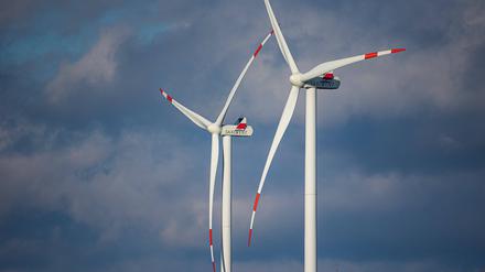 Windkraftanlagen in einem Windpark in Brandenburg.