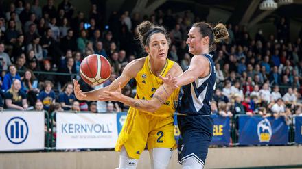 Stefanie Grigoleit (links, hier im letzten Hauptrundenspiel gegen Freiburg) war in Herne Albas beste Werferin.