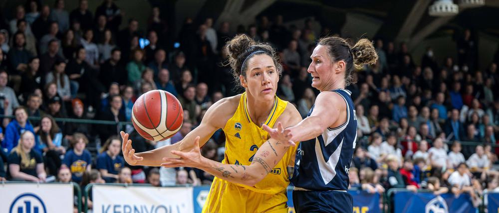 Stefanie Grigoleit (links, hier im letzten Hauptrundenspiel gegen Freiburg) war in Herne Albas beste Werferin.