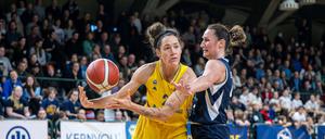 Stefanie Grigoleit (links, hier im letzten Hauptrundenspiel gegen Freiburg) war in Herne Albas beste Werferin.