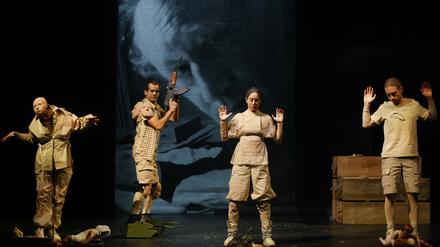 Marina Frenk, Mehmet Yılmaz, Vidina Popov und Tim Freudensprung in „Schlachten“ am Gorki Theater SCHLACHTEN MIT TEXTEN VON Heiner Müller, REGIE Oliver Frljić. C